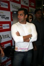 Salman Khan promotes Veer at Big FM in Andheri on 6th Jan 2010 (15).JPG